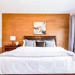 New Modern Home - Sleeps 8 - Foosball - Deck & Bbq