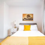New Modern Home - Sleeps 8 - Foosball - Deck & Bbq