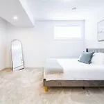 New Modern Home - Sleeps 8 - Foosball - Deck & Bbq