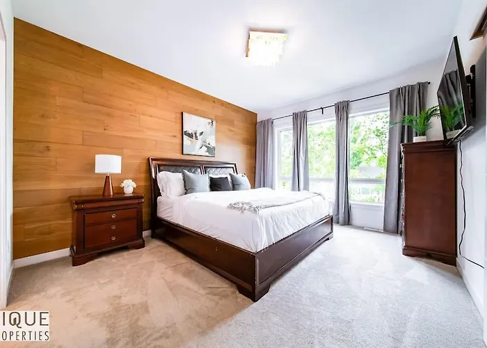 New Modern Home - Sleeps 8 - Foosball - Deck & Bbq