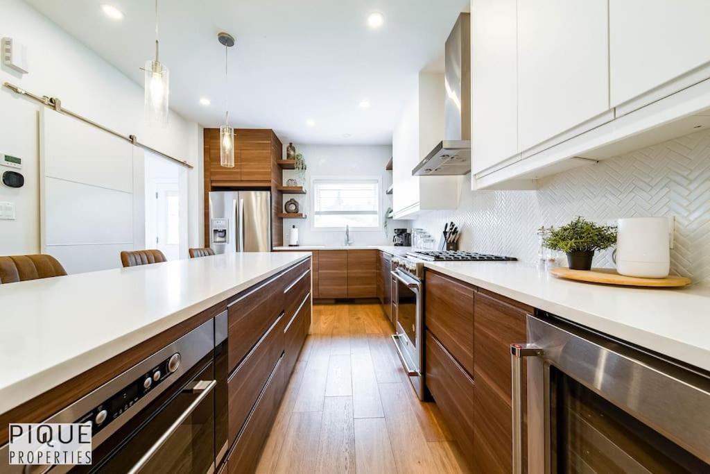 New Modern - Sleeps 8 - Foosball - Deck & Bbq * Edmonton