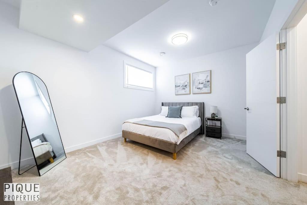 New Modern - Sleeps 8 - Foosball - Deck & Bbq * Edmonton