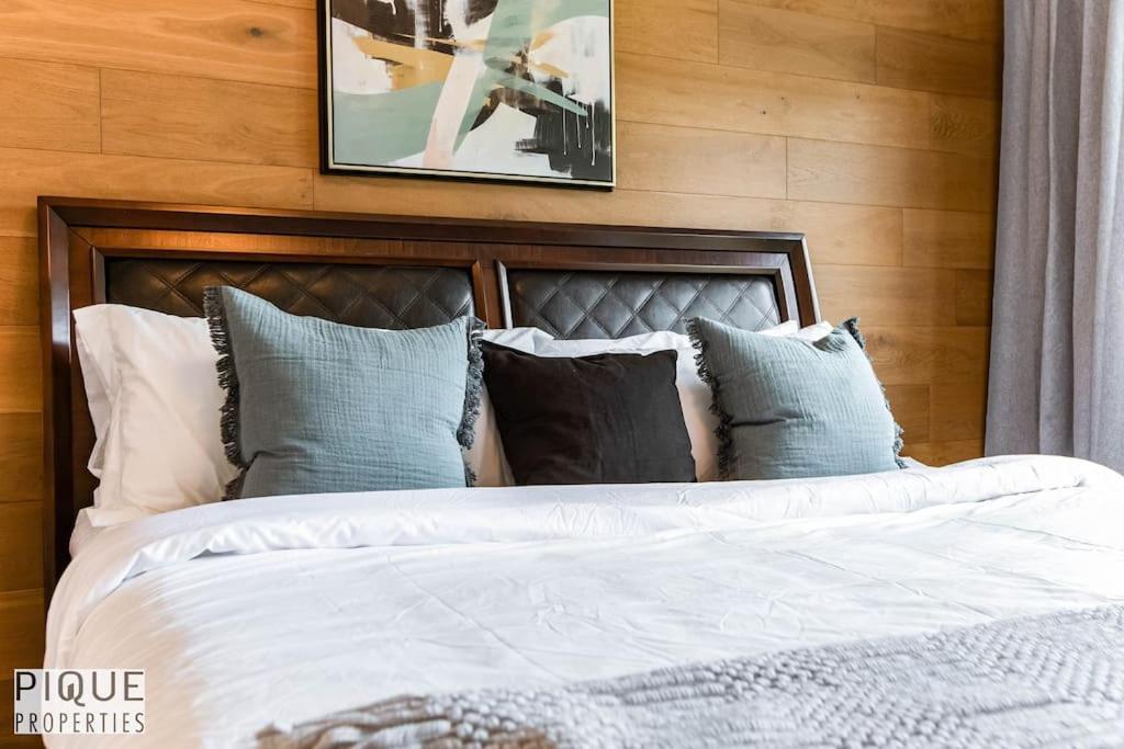 New Modern - Sleeps 8 - Foosball - Deck & Bbq * Edmonton