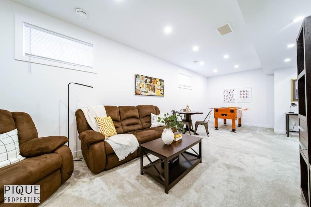 Apartment New Modern - Sleeps 8 - Foosball - Deck & Bbq Edmonton