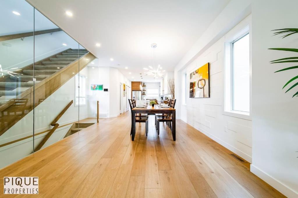 New Modern - Sleeps 8 - Foosball - Deck & Bbq Apartment
