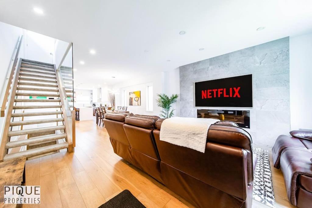 New Modern - Sleeps 8 - Foosball - Deck & Bbq
