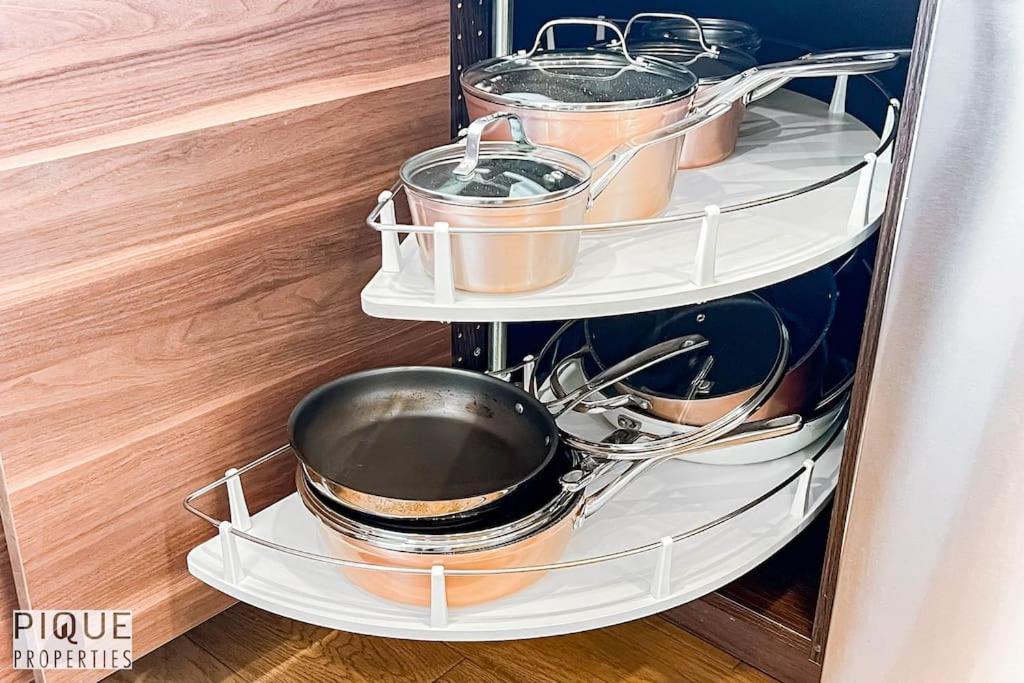 New Modern - Sleeps 8 - Foosball - Deck & Bbq Apartment