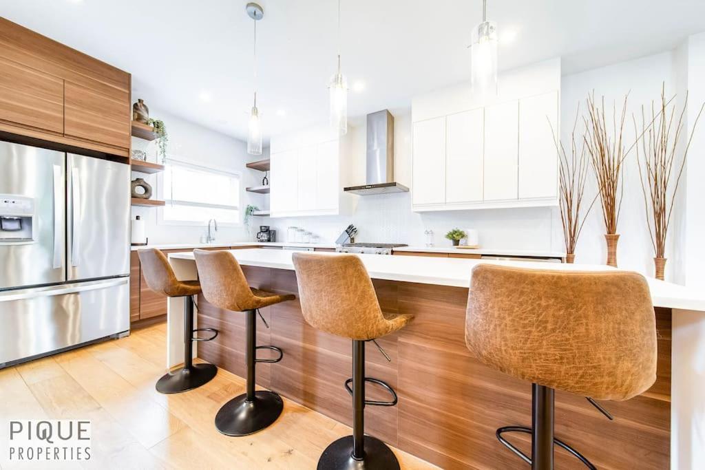 Apartment New Modern - Sleeps 8 - Foosball - Deck & Bbq Edmonton