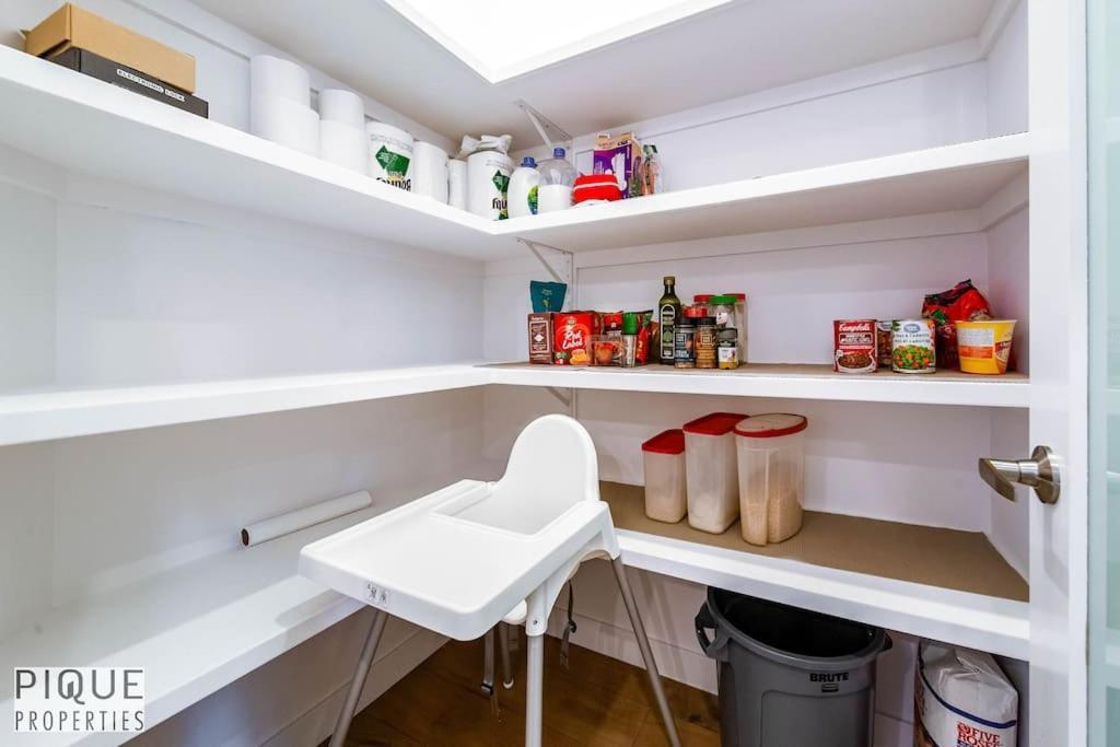 New Modern - Sleeps 8 - Foosball - Deck & Bbq Apartment