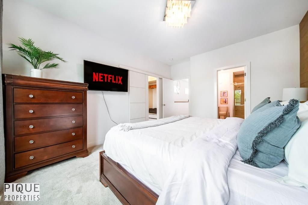 New Modern - Sleeps 8 - Foosball - Deck & Bbq Apartment Edmonton