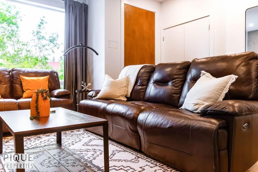 New Modern - Sleeps 8 - Foosball - Deck & Bbq * Edmonton
