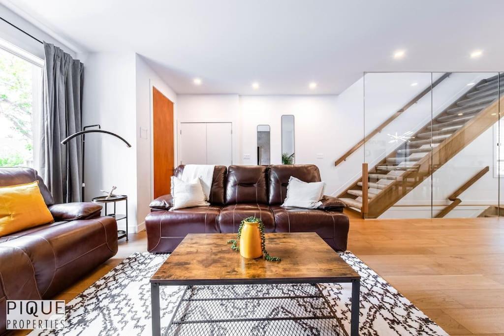 New Modern - Sleeps 8 - Foosball - Deck & Bbq Apartment