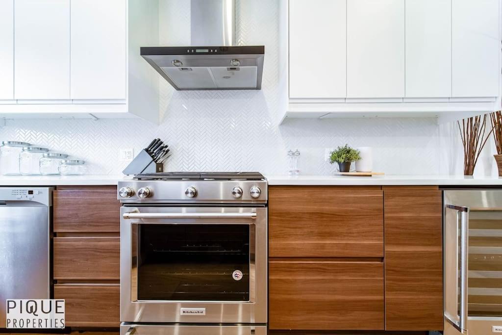 New Modern - Sleeps 8 - Foosball - Deck & Bbq Apartment *