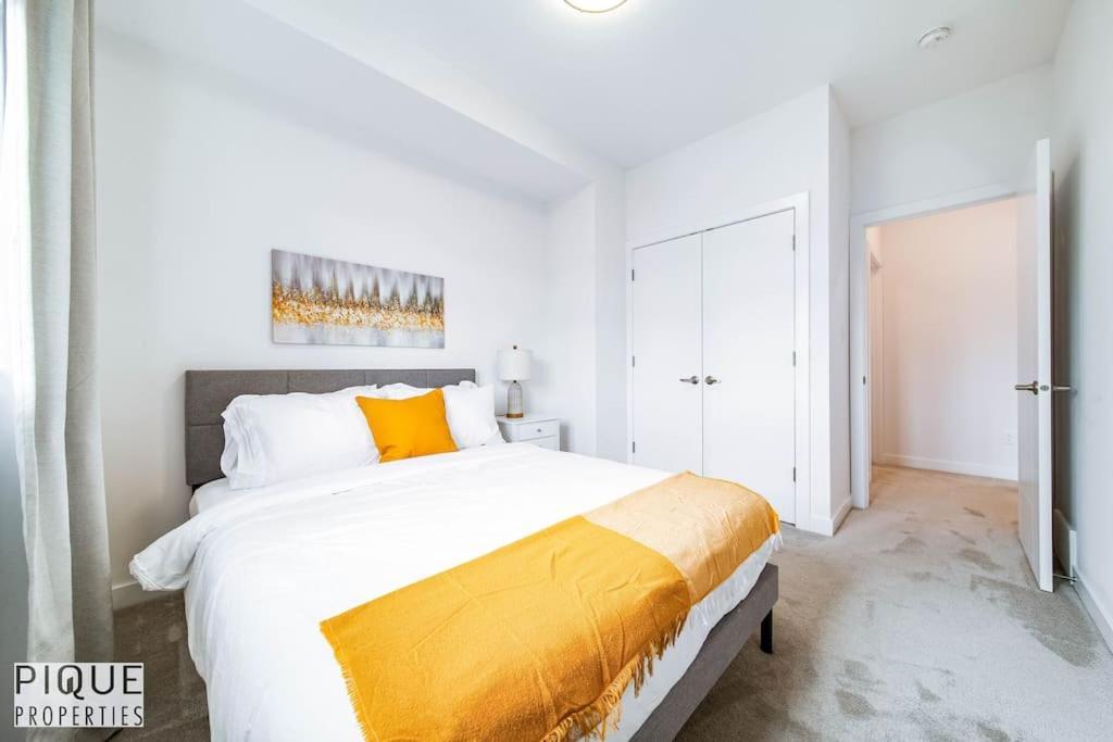 New Modern - Sleeps 8 - Foosball - Deck & Bbq Edmonton