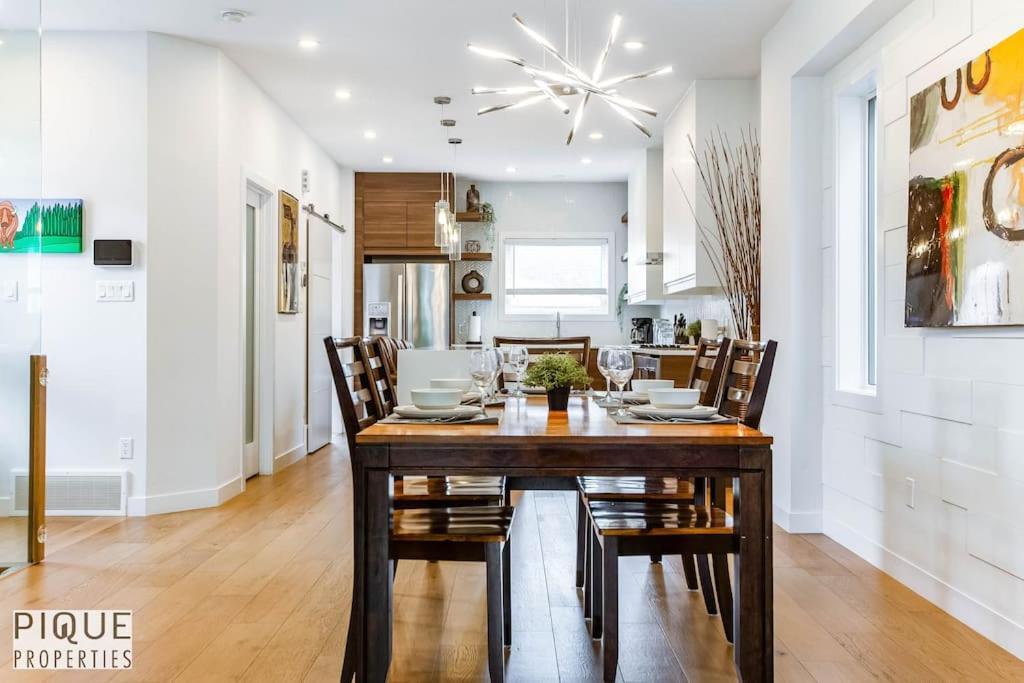 New Modern - Sleeps 8 - Foosball - Deck & Bbq Edmonton