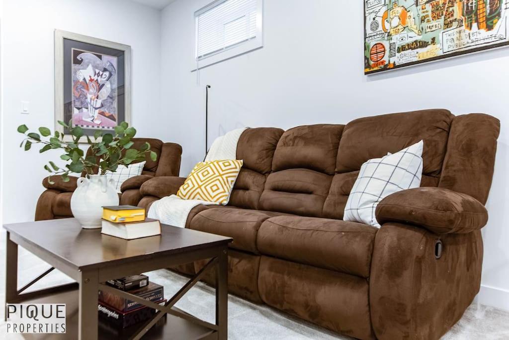 New Modern - Sleeps 8 - Foosball - Deck & Bbq Apartment Edmonton