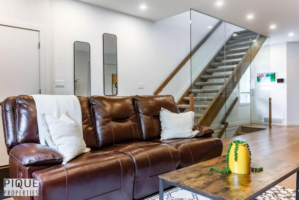 New Modern - Sleeps 8 - Foosball - Deck & Bbq Edmonton