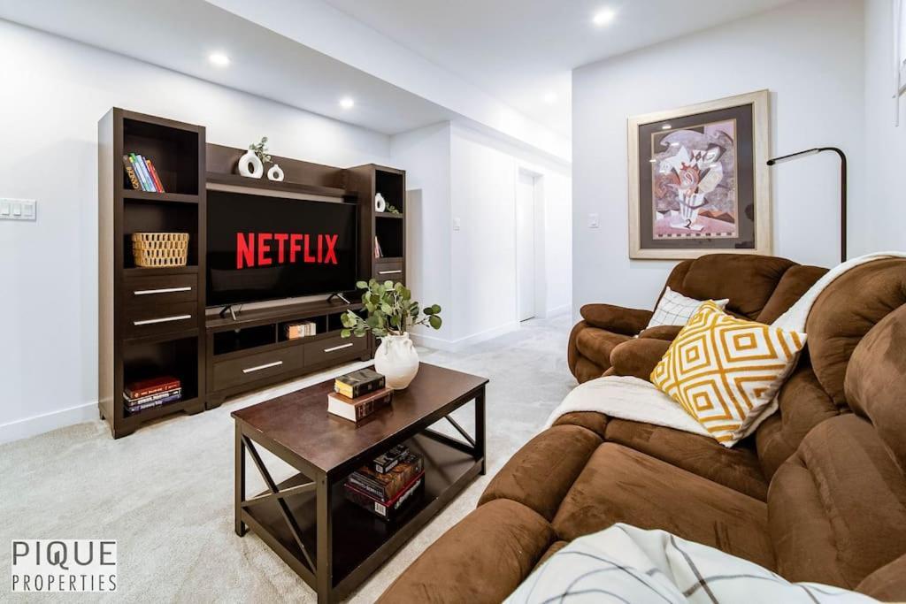 New Modern - Sleeps 8 - Foosball - Deck & Bbq